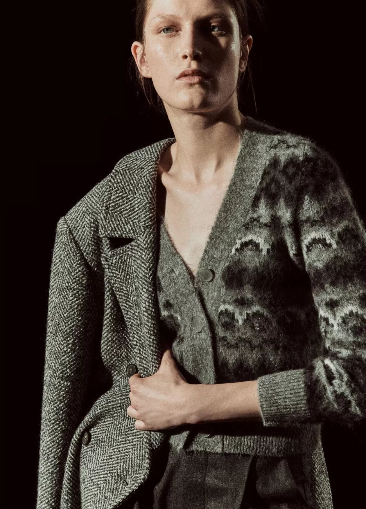 italian_herringbone_woolblend_doublebreasted_coat_4.webp Best Vince Italian Herringbone Wool-Blend Double-Breasted Coat charcoal